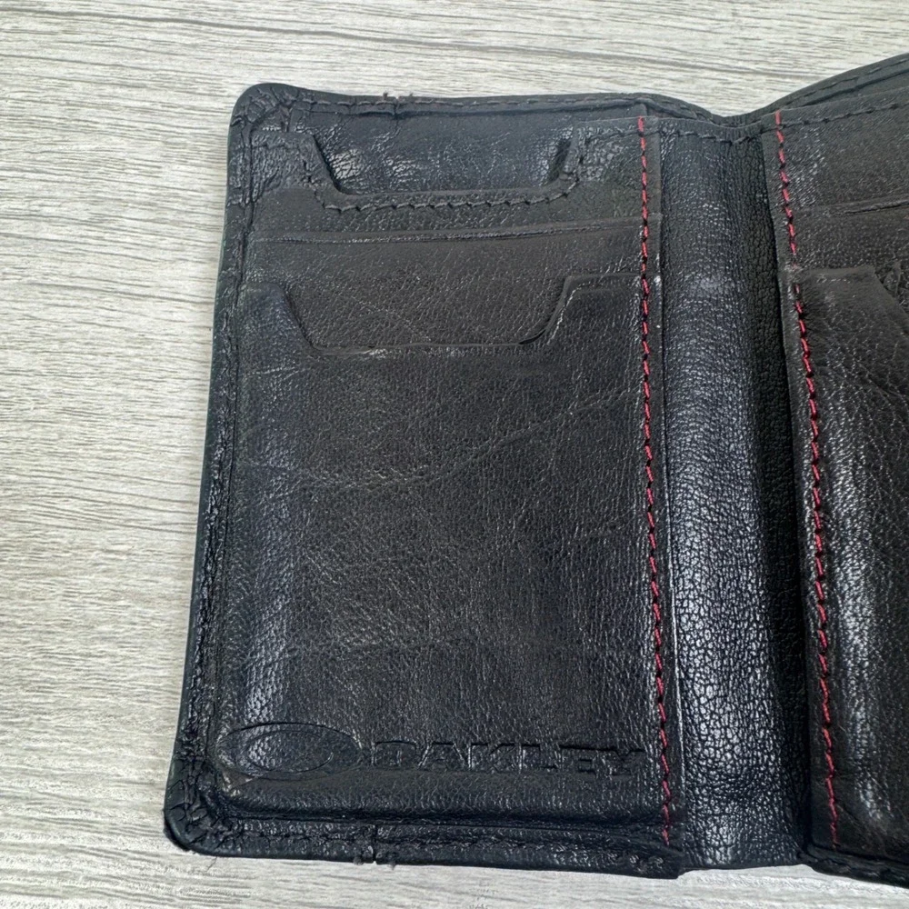 Oakley Vintage Bifold Leather Wallet‎ OS Slim Black Quilted Red Stitching Logo